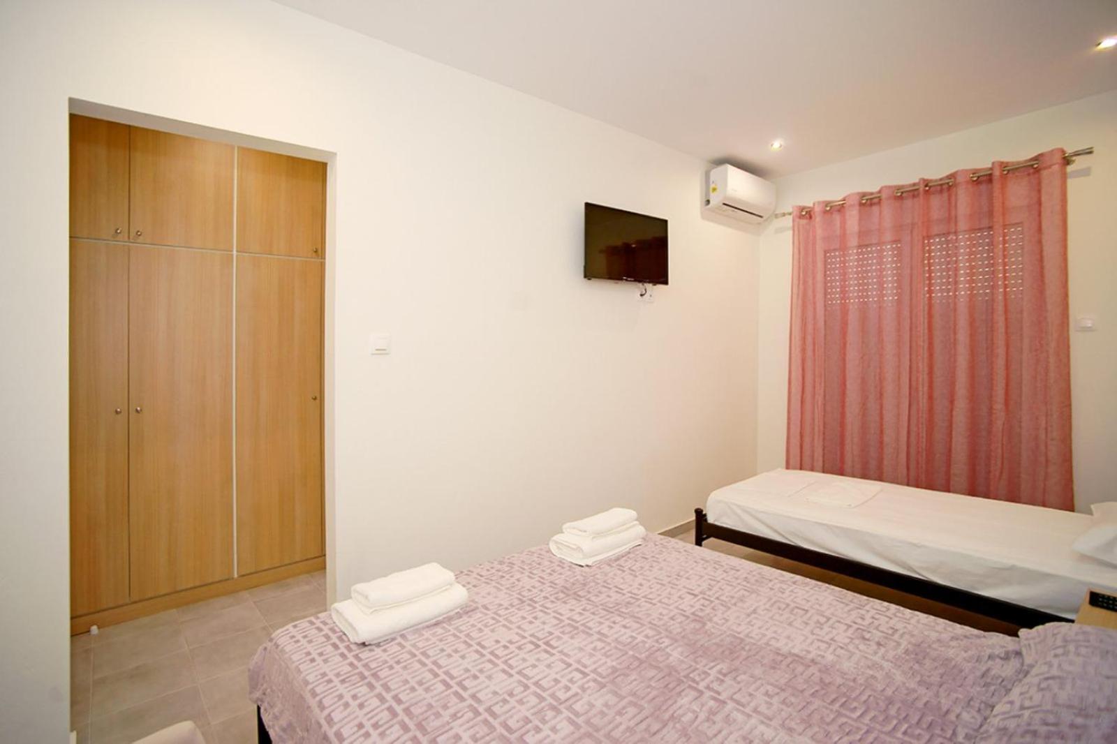 Karnagio Rooms Kyparissia Exterior photo